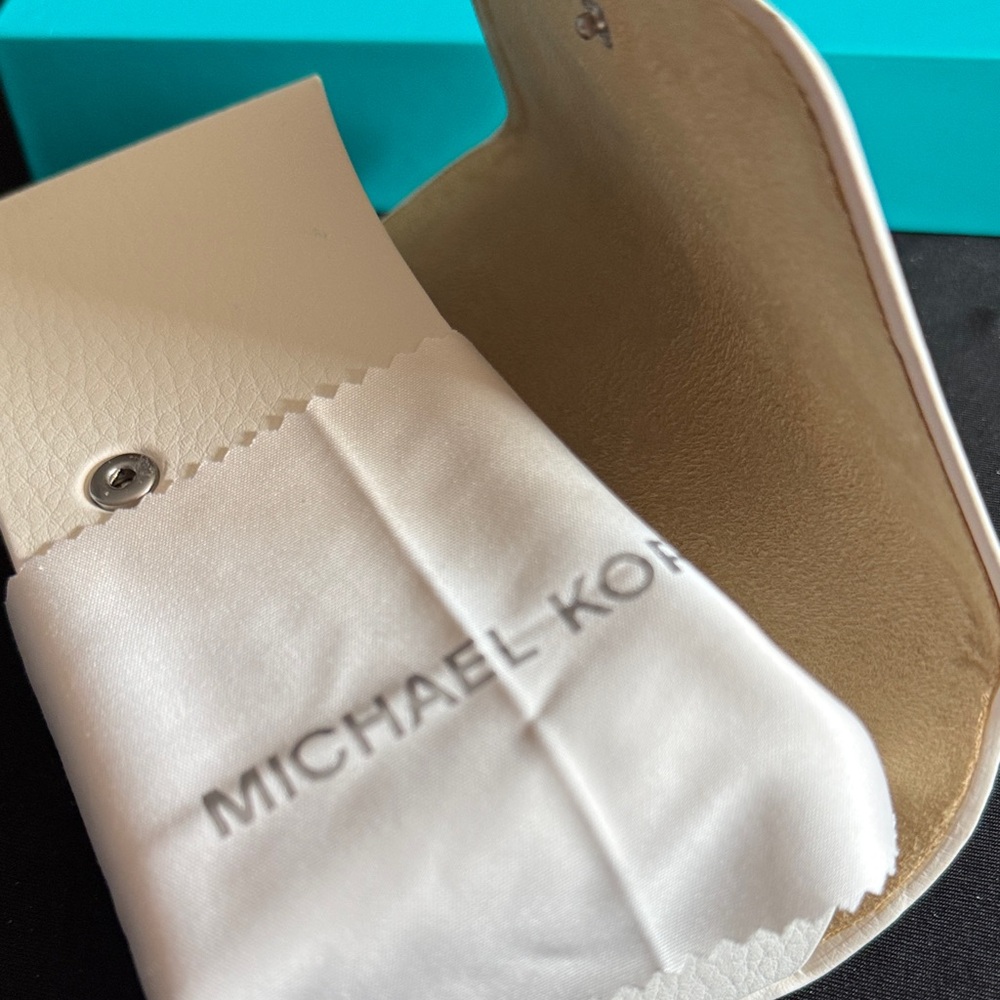 Michael Kors White Pebbled Leather Eyewear Case with Silver Logo - Picture 2 of 7